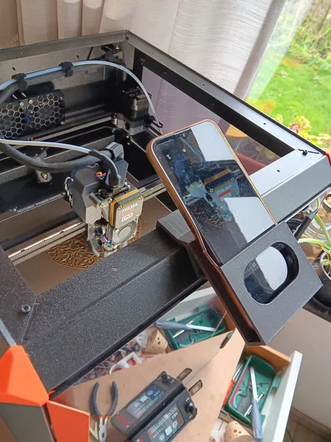 Giá đỡ điện thoại gắn trên nắp máy Prusa Core One - Image 1