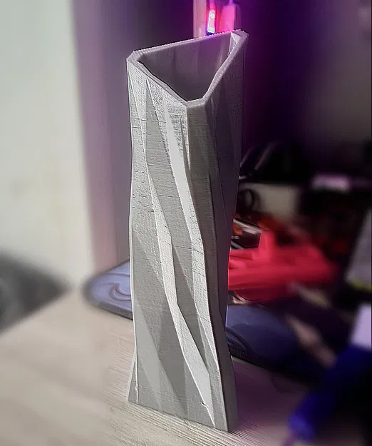 Bình hoa hình tam giác thiết kế hình học 3D độc đáo - Image 1