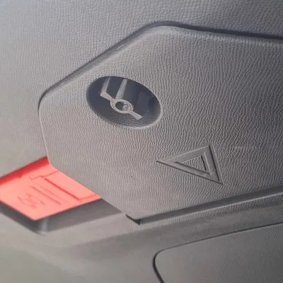 Lẫy khóa hộc chứa tam giác cảnh báo xe C5 Aircross