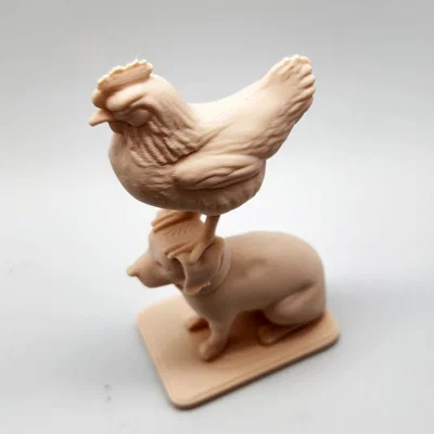 Mô hình chú gà đứng trên đầu chó cưng