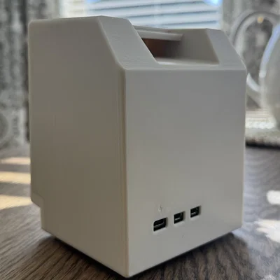 Vỏ máy Raspberry Pi 5 kiểu Macintosh Plus