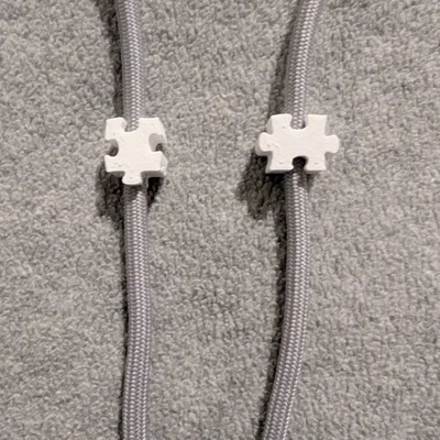 Kẹp dây áo hoodie hình mảnh ghép (Jigsaw Hoodie Beads) độc đáo