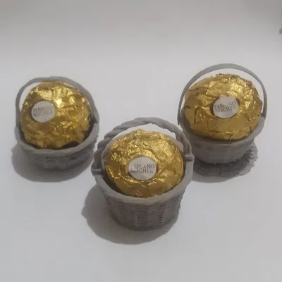 Giỏ đựng sô-cô-la Ferrero Rocher cho lễ Phục sinh