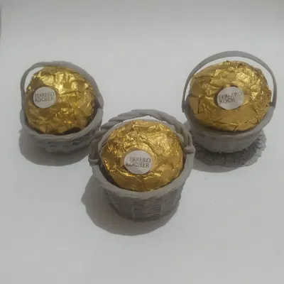 Giỏ đựng sô-cô-la Ferrero Rocher cho lễ Phục sinh