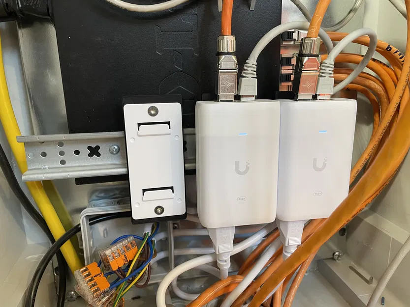 Ngàm gắn Ubiquiti PoE+ Adapter (30W) lên thanh DIN rail cực gọn - Image 1