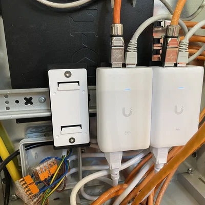 Ngàm gắn Ubiquiti PoE+ Adapter (30W) lên thanh DIN rail cực gọn