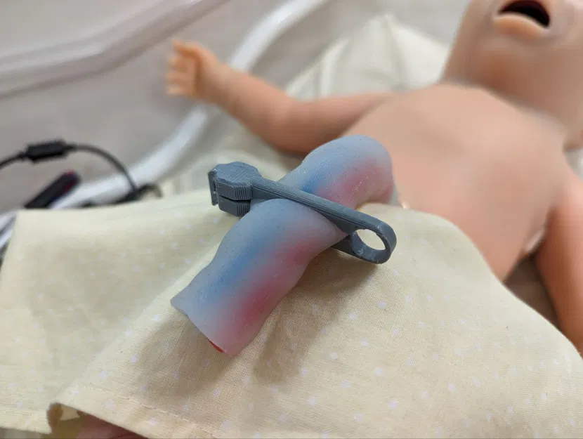 Mô hình kẹp dây rốn dùng cho mô phỏng y tế - Image 1