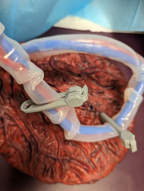 Mô hình kẹp dây rốn dùng cho mô phỏng y tế - Image 2