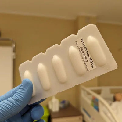 Đạo cụ thuốc đặt (suppository) dùng trong mô phỏng y tế