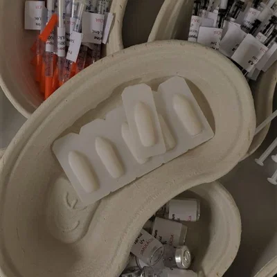 Đạo cụ thuốc đặt (suppository) dùng trong mô phỏng y tế
