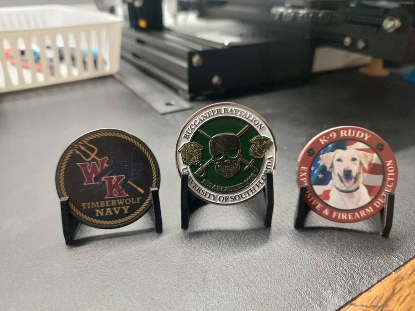 Giá đỡ trưng bày đồng xu lưu niệm (Challenge Coin Stand) in 3D - Image 1