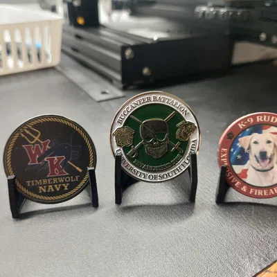 Giá đỡ trưng bày đồng xu lưu niệm (Challenge Coin Stand) in 3D