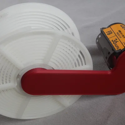 Dụng cụ hỗ trợ nạp phim 35mm vào cuộn (Loading tool for film reels)