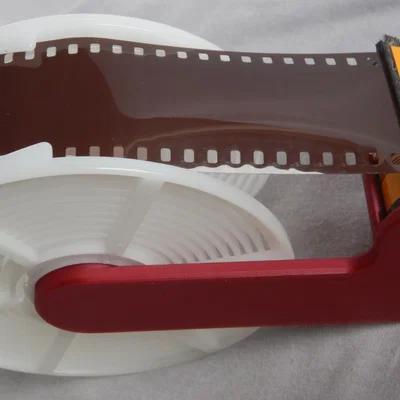 Dụng cụ hỗ trợ nạp phim 35mm vào cuộn (Loading tool for film reels)