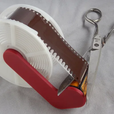 Dụng cụ hỗ trợ nạp phim 35mm vào cuộn (Loading tool for film reels)