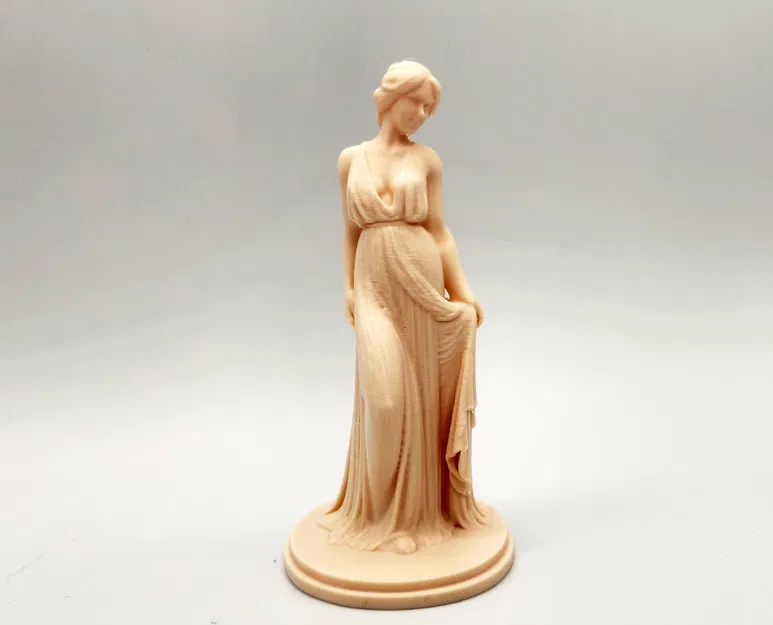 Tượng Nữ Thần Trong Chiếc Áo Choàng Đơn Giản - Image 1