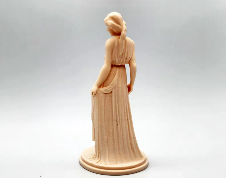 Tượng Nữ Thần Trong Chiếc Áo Choàng Đơn Giản - Image 2