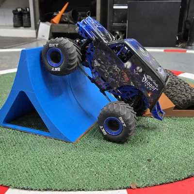 Cầu nhảy Ramp cho RC Monster Truck thực hiện Backflip
