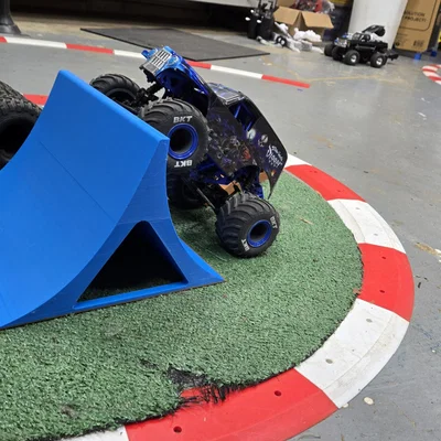 Cầu nhảy Ramp cho RC Monster Truck thực hiện Backflip