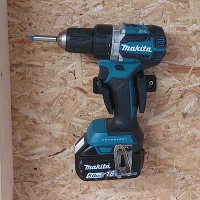 Giá treo máy khoan Makita DDF485 gọn gàng cho xưởng DIY