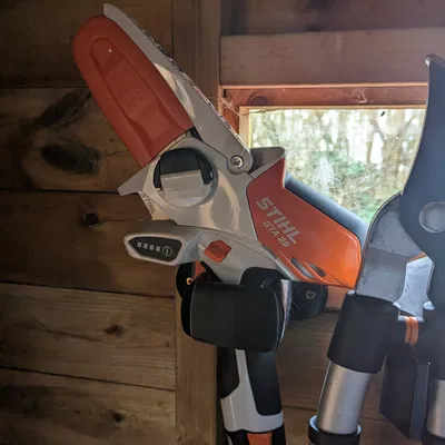 Giá treo tường cho máy cưa cầm tay Stihl GTA 26