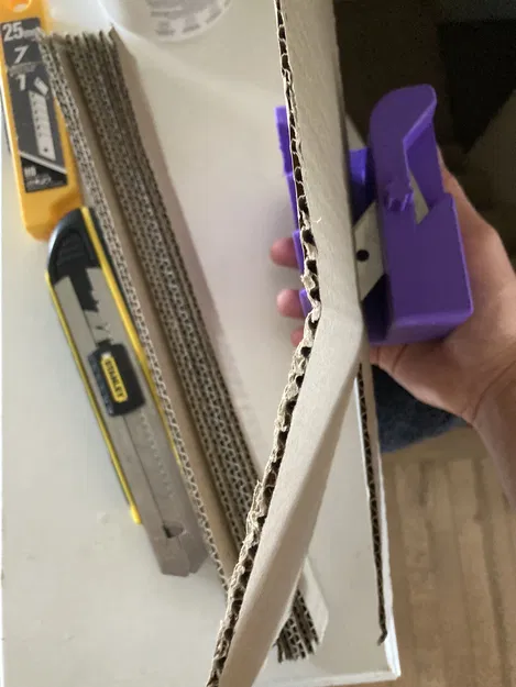 Dụng cụ cắt bìa carton làm bàn cào cho mèo - Image 1