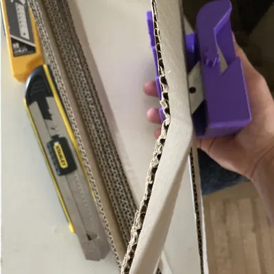 Dụng cụ cắt bìa carton làm bàn cào cho mèo