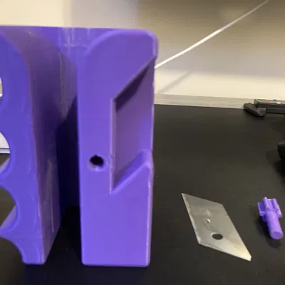 Dụng cụ cắt bìa carton làm bàn cào cho mèo