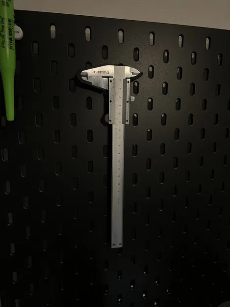 Giá treo thước cặp (caliper) gọn gàng cho bảng SKÅDIS - Image 1