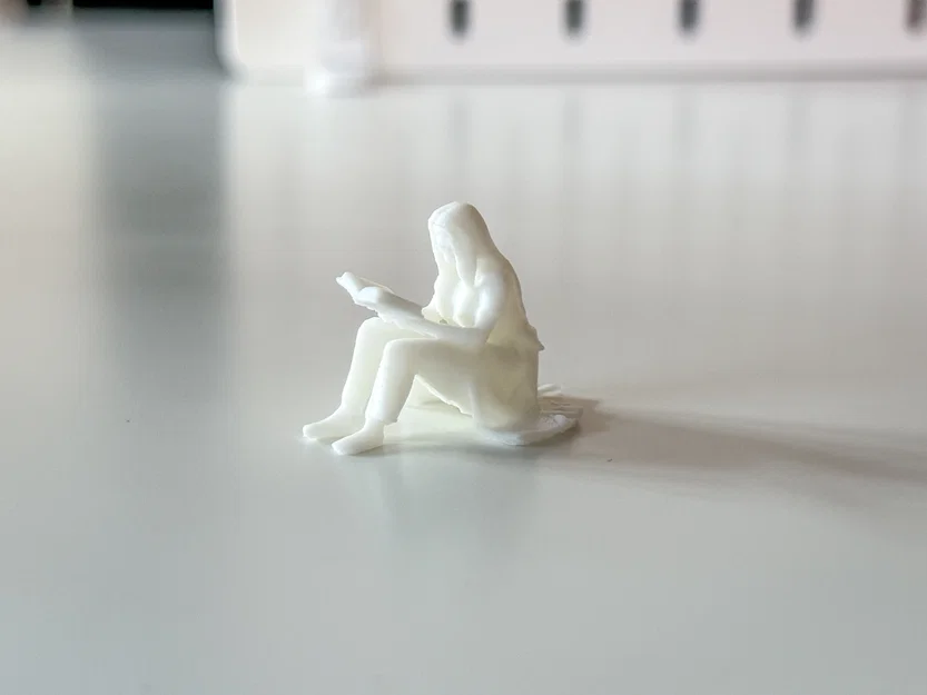 Mô hình người phụ nữ đang ngồi đọc sách cho tiểu cảnh Diorama - Image 1