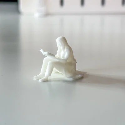 Mô hình người phụ nữ đang ngồi đọc sách cho tiểu cảnh Diorama