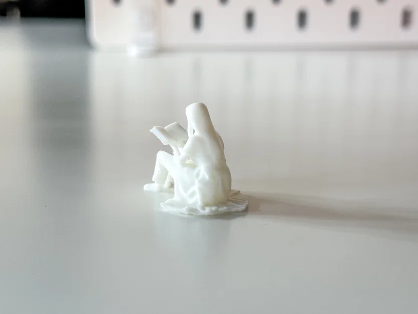 Mô hình người phụ nữ đang ngồi đọc sách cho tiểu cảnh Diorama - Image 2