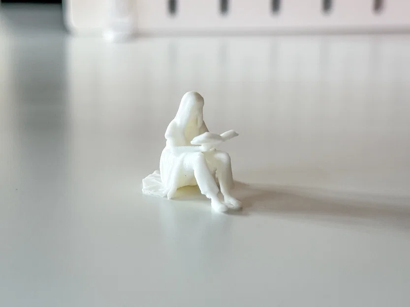 Mô hình người phụ nữ đang ngồi đọc sách cho tiểu cảnh Diorama - Image 3