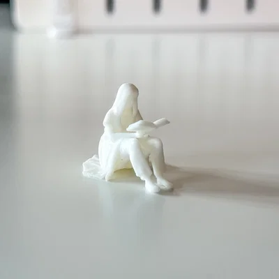 Mô hình người phụ nữ đang ngồi đọc sách cho tiểu cảnh Diorama
