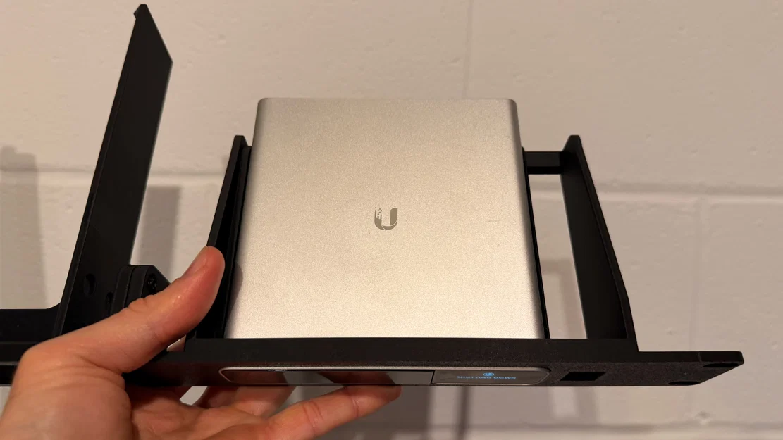 Giá gắn rack 19 inch cho UniFi CloudKey Gen2 kèm ngàm giữ an toàn - Image 1