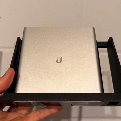 Giá gắn rack 19 inch cho UniFi CloudKey Gen2 kèm ngàm giữ an toàn