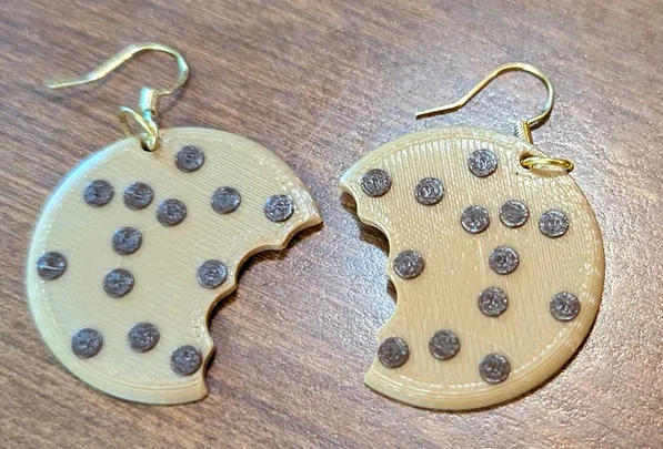 Bông tai hình bánh quy Chocolate Chip - Image 1