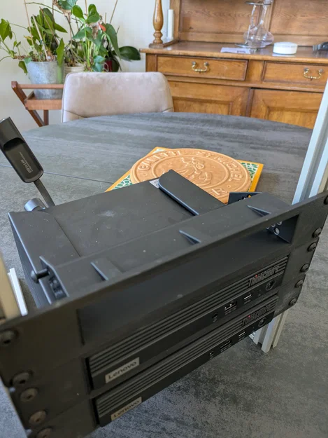 Khung gắn switch keepLiNK 8 ports cho rack 10 inch - File in 3D - Image 2