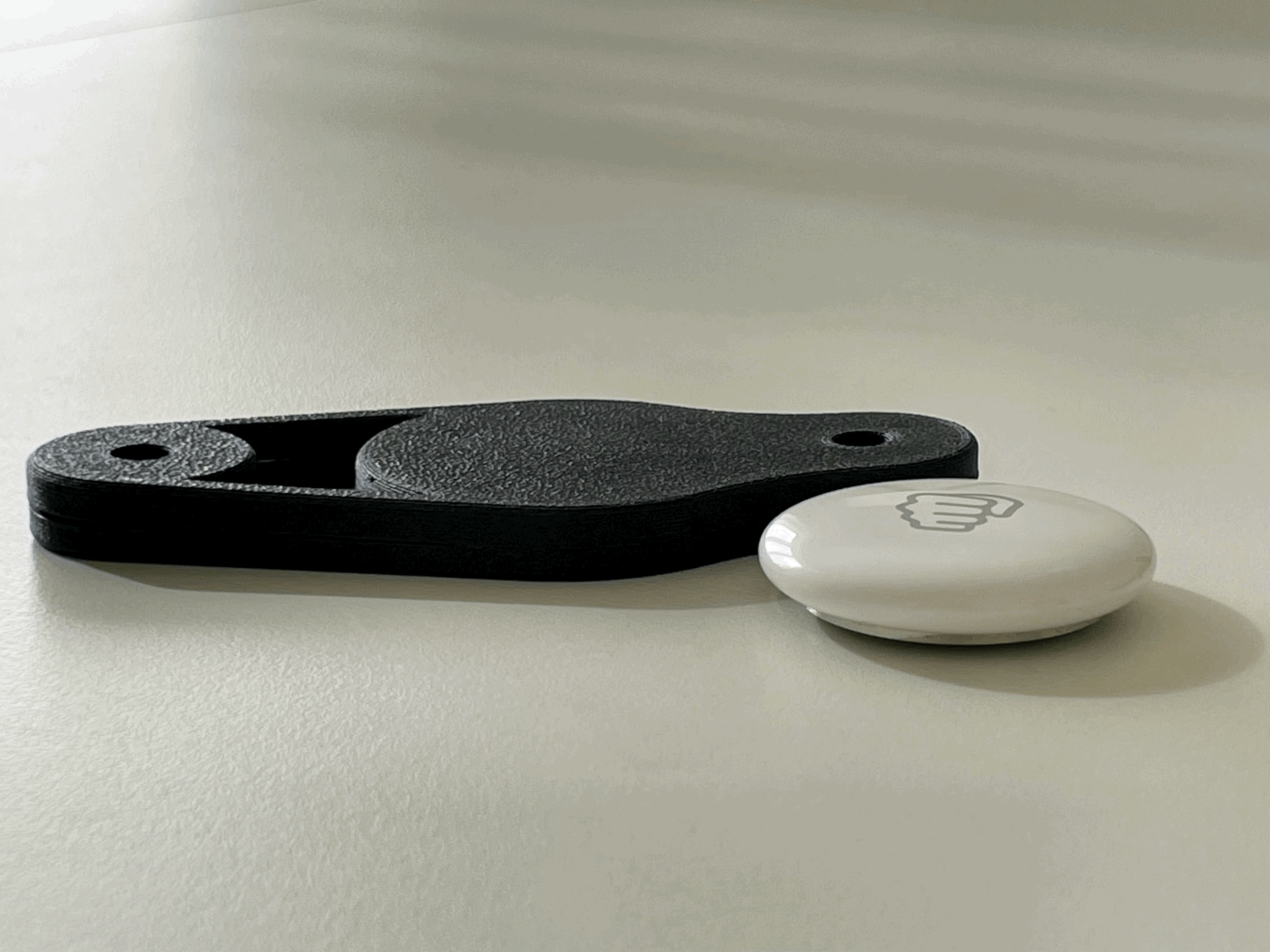 Giá đỡ AirTag siêu mỏng gắn dưới gọng bình nước xe đạp - Image 1