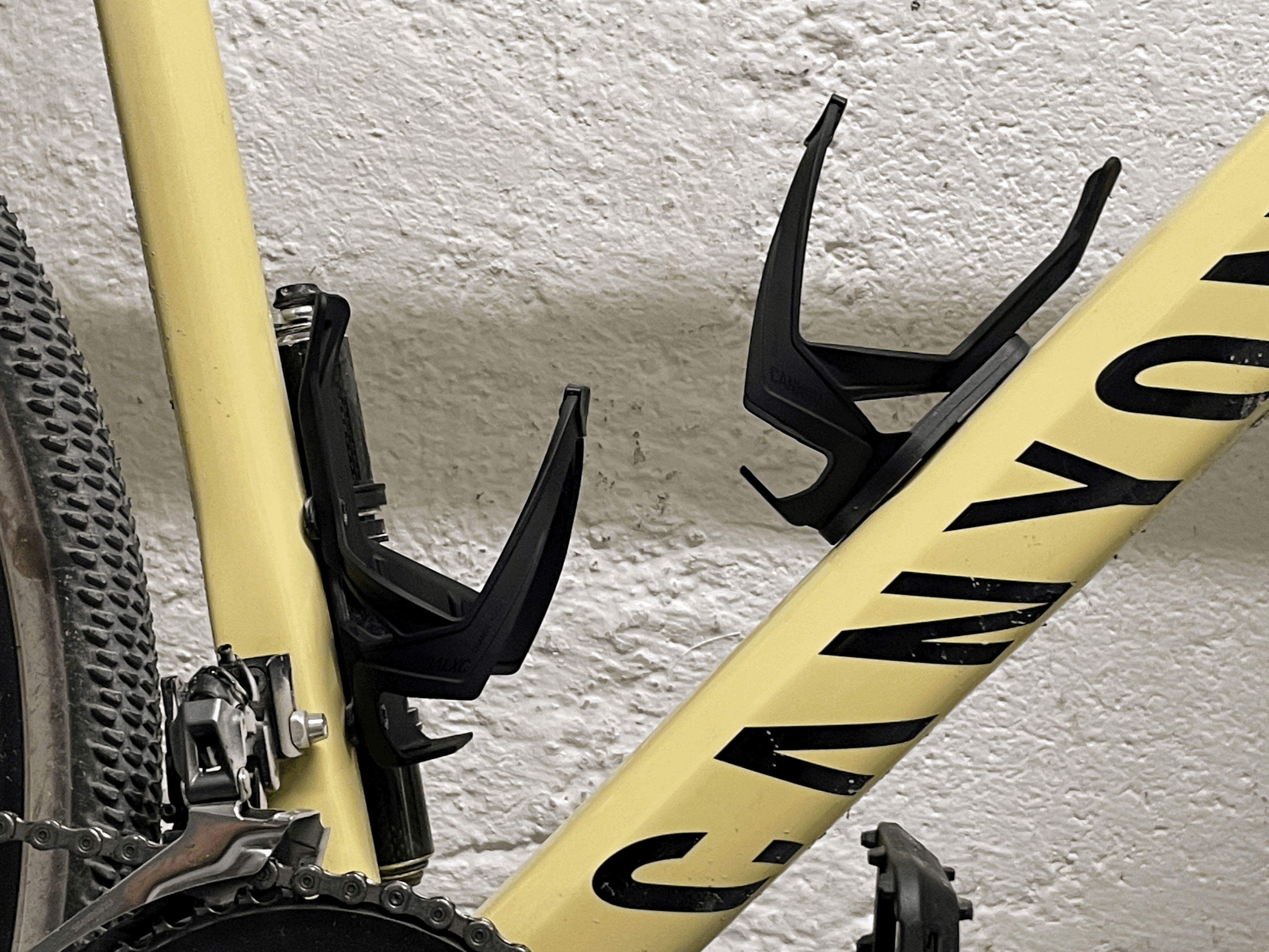 Giá đỡ AirTag siêu mỏng gắn dưới gọng bình nước xe đạp - Thumbnail 2