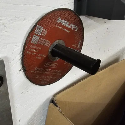 Giá treo đĩa cắt máy mài cầm tay gắn tường gọn gàng