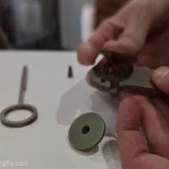 Con quay Spinning Top kèm bệ phóng dây kéo kiểu Beyblade bỏ túi