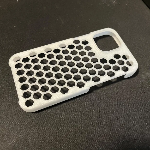 Ốp lưng iPhone 13 mini họa tiết tổ ong in 3D tiện lợi - Image 1