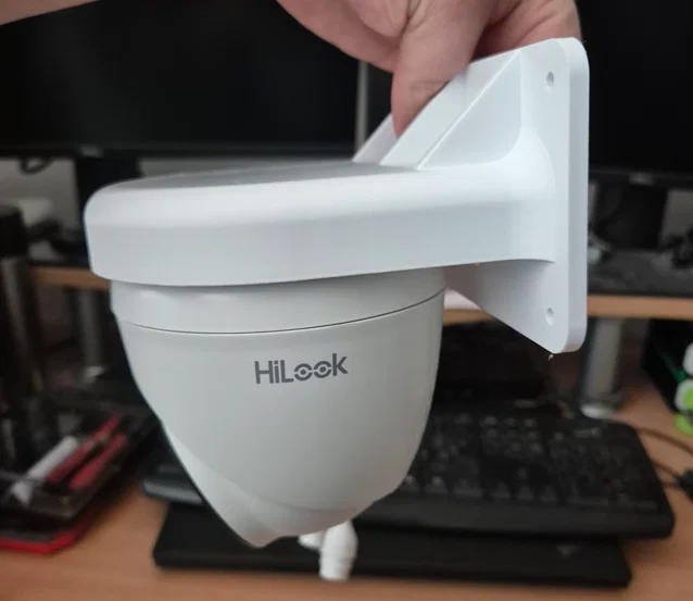 Giá treo tường 3D cho camera HiLook by Hikvision IPC-T240HA-LUF/SL - Image 3