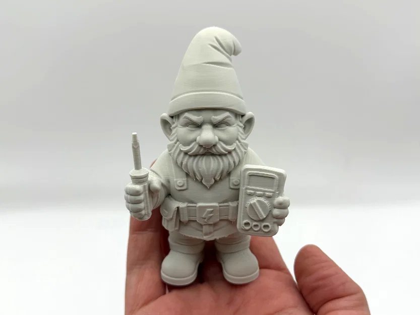 Chú Lùn Làm Nghề Điện Trang Trí Vườn - Image 1