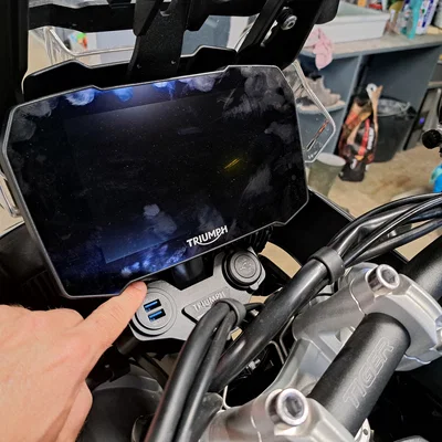 Đế gắn cổng sạc USB cho xe Triumph 900 GT PRO