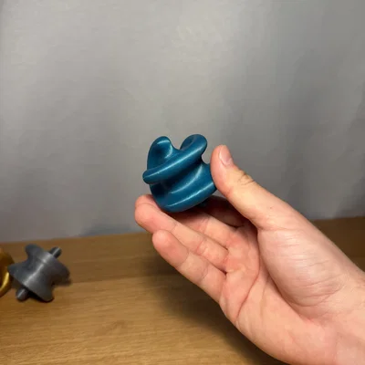 Mô hình đồ chơi lăn Sphericon độc đáo