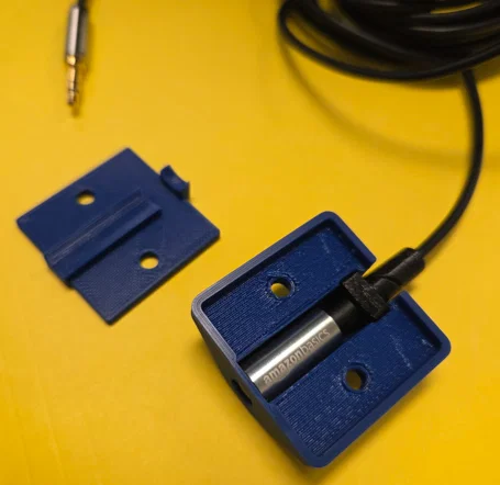 Giá đỡ Audio Jack Extender cho cáp nối 3.5mm Amazon Basics - Image 1