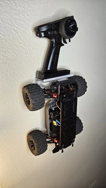 Giá treo tường tiện lợi cho xe RC 1/18, 1/16 kèm giá đỡ tay điều khiển - Image 1