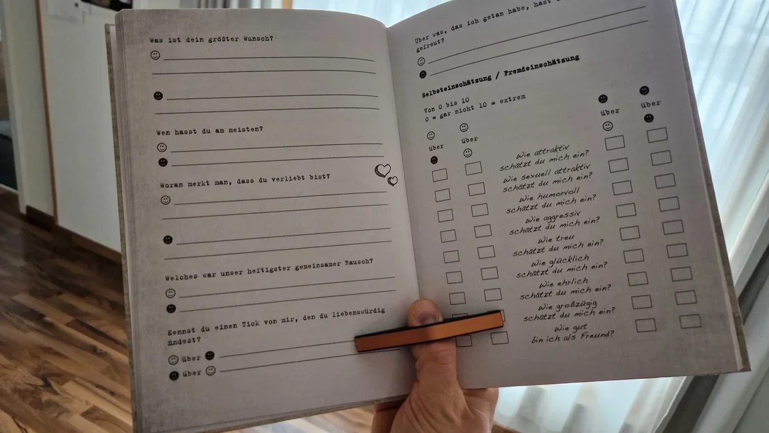 Dụng cụ giữ trang sách đeo ngón cái – Tùy chỉnh với thước đo (1 & 2 màu) - Image 1